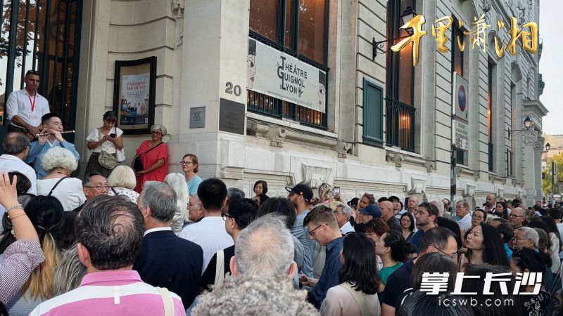 在法国里昂，湖南艺术家走上街头进行快闪演出。 除署名外均为湖南演艺供图