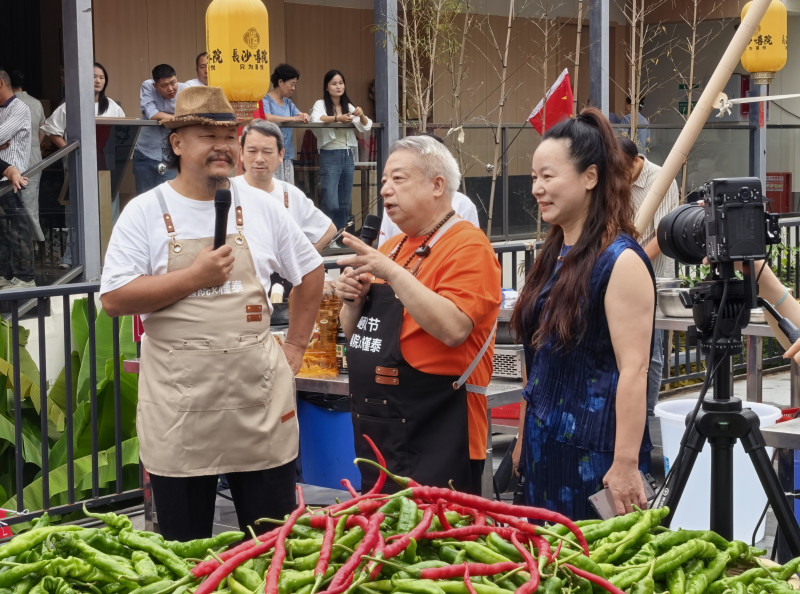 湘菜大师罗继湘（中）现身。