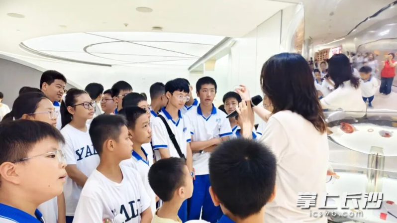 孩子们学习眼健康知识。