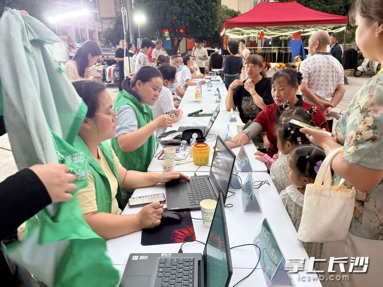 9月29日，东方红街道社区卫生服务中心第二十一届中医文化节火热开市。均为通讯员 阳哲 供图