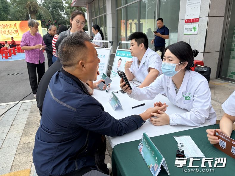 义诊活动受到居民欢迎，现场人气高涨。