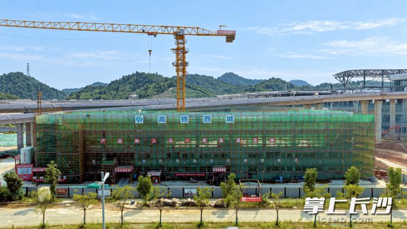 9月30日，长沙高铁西站综合客运枢纽项目（自建部分）出租车蓄车楼工程主体结构封顶。 通讯员 刘沫舟 供图