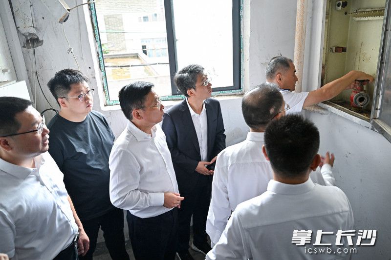 陈博彰以“四不两直”方式，深入开福区通泰街街道暗访消防安全隐患问题。 均为长沙晚报全媒体记者 王志伟 摄