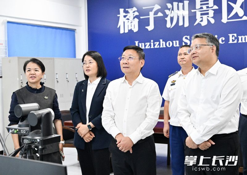 陈博彰在橘子洲景区检查督导安全防范及大客流应对工作。 