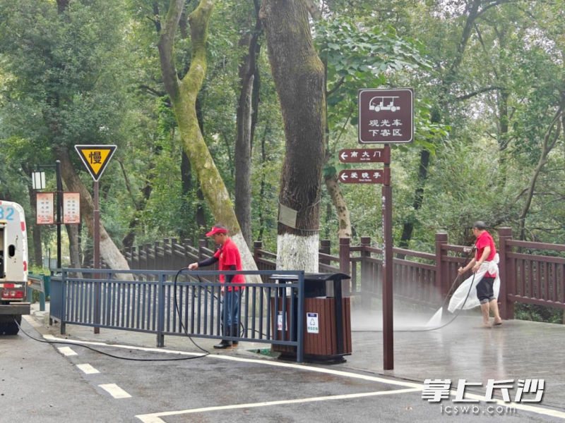 针对虫情，景区安排专人开展监测与防治，国庆假期前每日进行早晚两轮消杀。