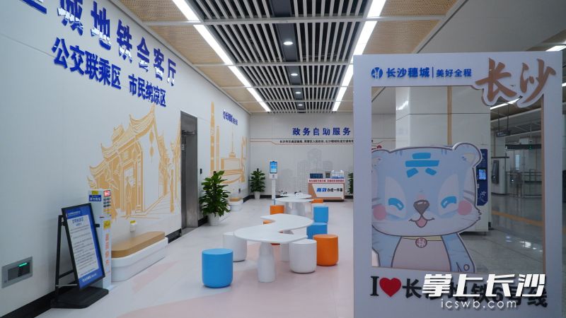 “一区三用”是这处会客厅最鲜明的标签。