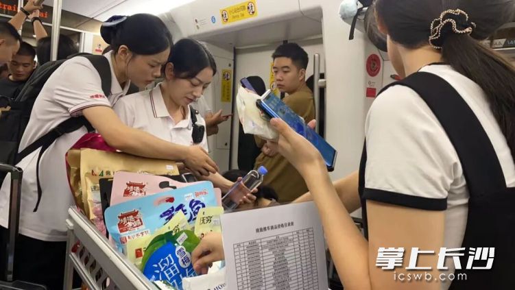 小推车吸引众多乘客。均为 通讯员 供图