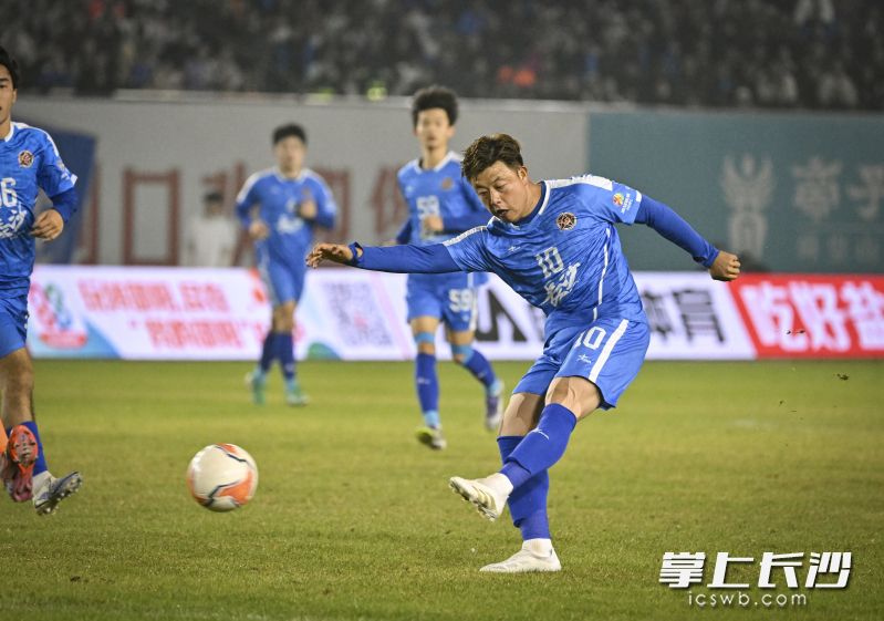 去年的“湘超”联赛，长沙队依靠周琛崴的远射，客场1比0小胜邵阳队。长沙晚报全媒体记者 余劭劼 摄（资料图片）