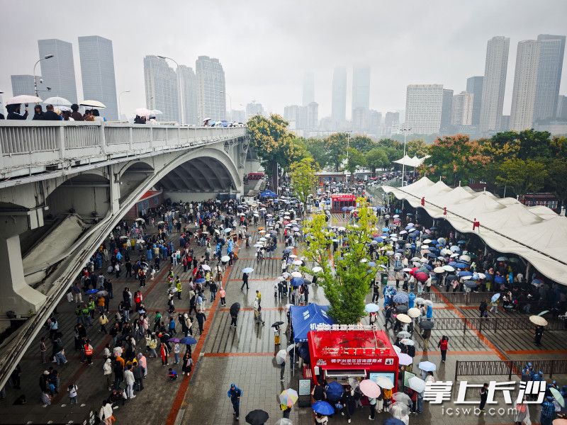 国庆假期第二天，下雨也挡不住游客来橘子洲的热情。均为长沙晚报全媒体记者 董阳 摄