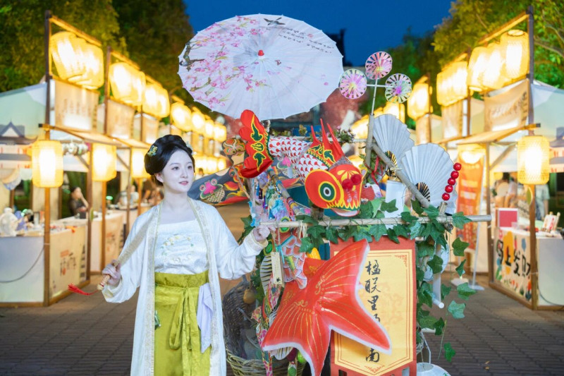 暮色降临,市集现场灯光亮起,营造满满氛围感。除署名外,均为受访者供图。 暮色降临,市集现场灯光亮起,营造满满氛围感。除署名外,均为受访者供图。