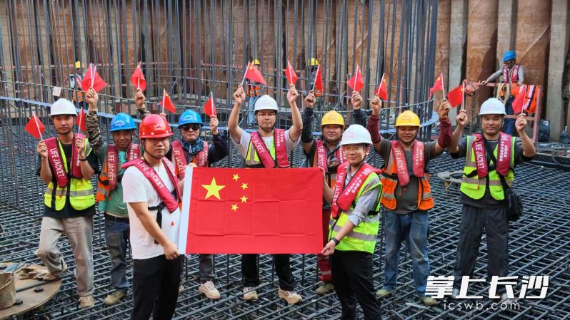 国庆假期，长赣高铁湖南段5000余人坚守在岗。均为通讯员供图