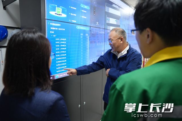 督查人员走进望城经开区(铜官化工片区)一家制药企业开展现场督查。 长沙晚报全媒体记者 林暘摄 督查人员走进望城经开区(铜官化工片区)一家制药企业开展现场督查。 长沙晚报全媒体记者 林暘摄