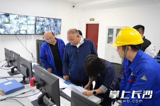 督查人员认真查看可燃气体异常报警记录表。 督查人员认真查看可燃气体异常报警记录表。