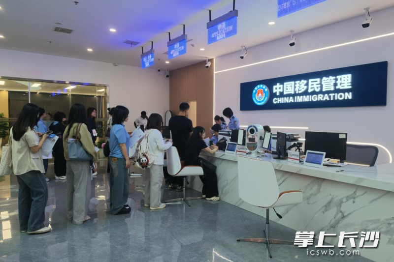 在长留学生在位于创业港内的长沙市移民事务服务中心排队办理签证。均为长沙晚报全媒体记者 张馨以 摄