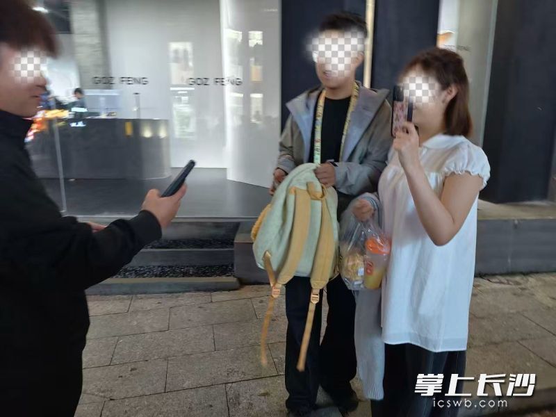 包包失而复得,失主开心地拍视频在社交媒体上为长沙点赞。 包包失而复得,失主开心地拍视频在社交媒体上为长沙点赞。