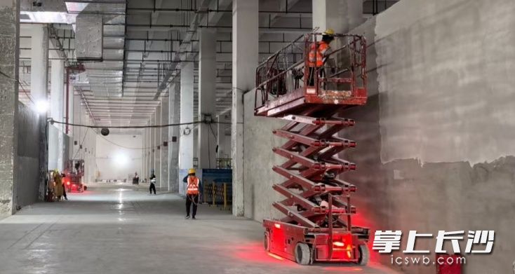 元芯刻微高端显示及半导体关键材料研发生产基地项目工人正在抓紧施工。 均为长沙晚报通讯员李婷玉供图 元芯刻微高端显示及半导体关键材料研发生产基地项目工人正在抓紧施工。 均为长沙晚报通讯员李婷玉供图