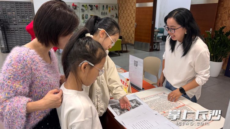 AI共创工坊现场设置参考咨询服务台辅助青少年查询湖湘文献资料。