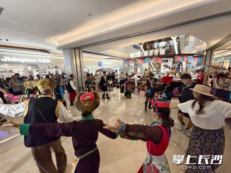 现场跳起锅庄舞。 均为长沙晚报全媒体记者洪虹摄