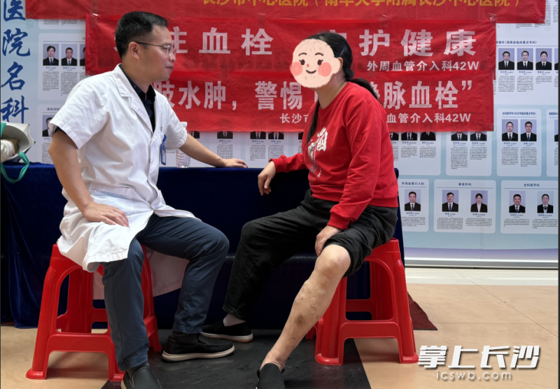 外周血管介入科专家为现场参与者义诊并答疑。 外周血管介入科专家为现场参与者义诊并答疑。