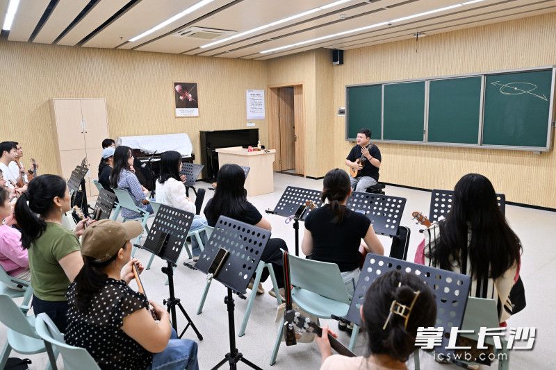 尤克里里班，学员们抱着乐器，一点点熟悉和弦指法。