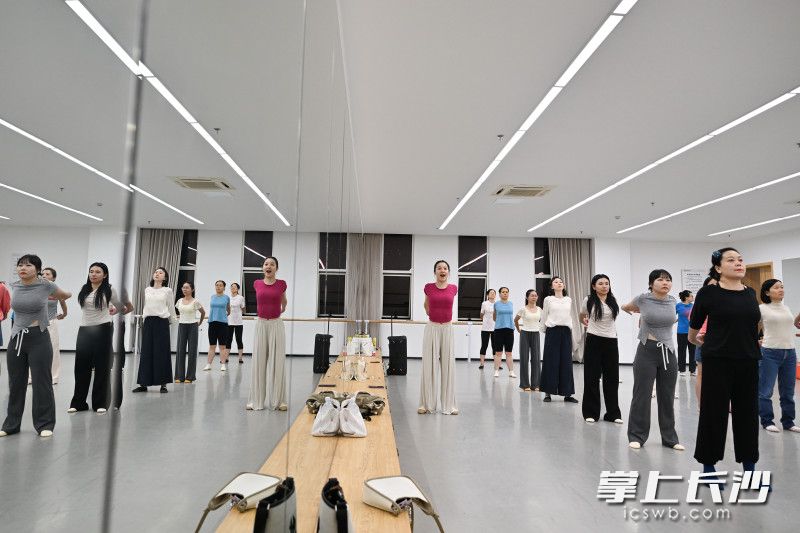 10月13日晚，2026年秋季“蓉艺夜校”公益培训正式开课。图为学员正在老师的带领下学习中国舞。 均为长沙晚报全媒体记者王志伟摄