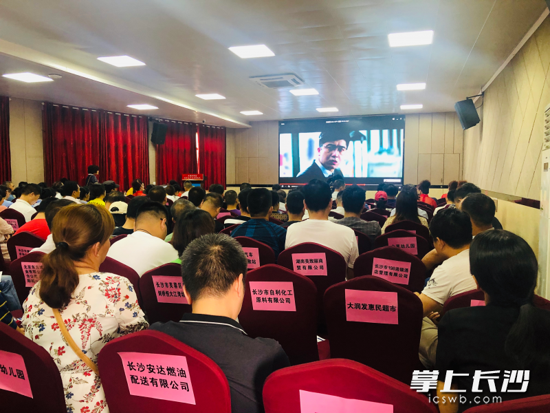 社区居民正在认真观看《安全生产警示片》。长沙晚报通讯员 朱端武 摄 社区居民正在认真观看《安全生产警示片》。长沙晚报通讯员 朱端武 摄