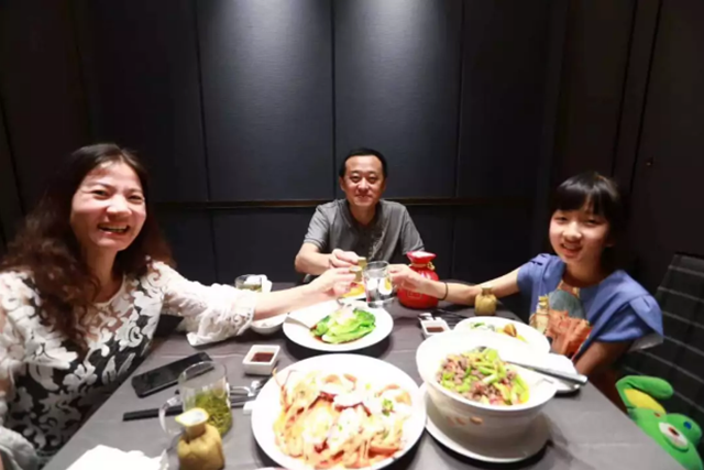 ▲杯酒为真情，将浓浓的爱深深地表达