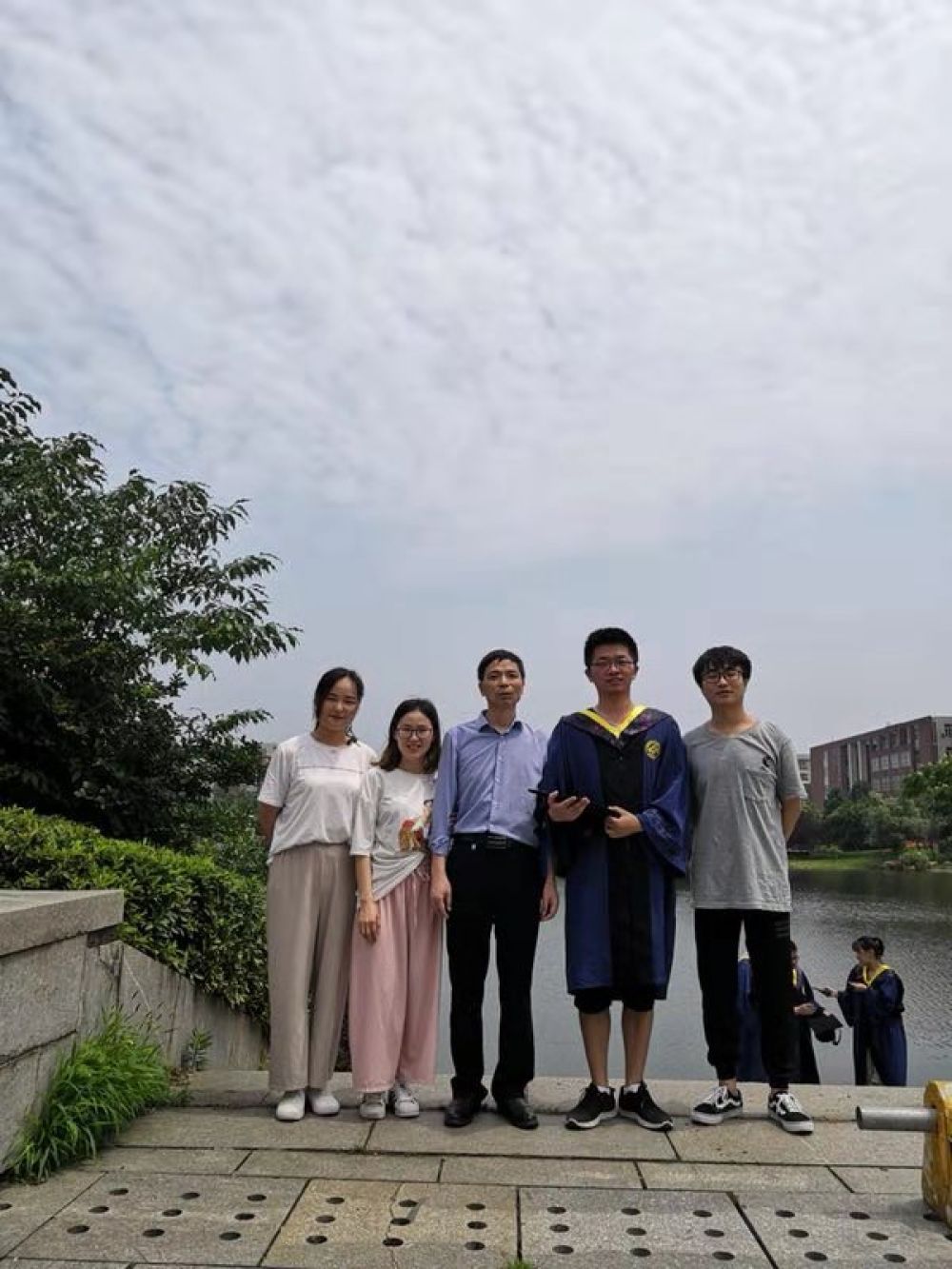 2019年6月，2016级研究生毕业，云影湖畔合影。（长沙理工大学供图）