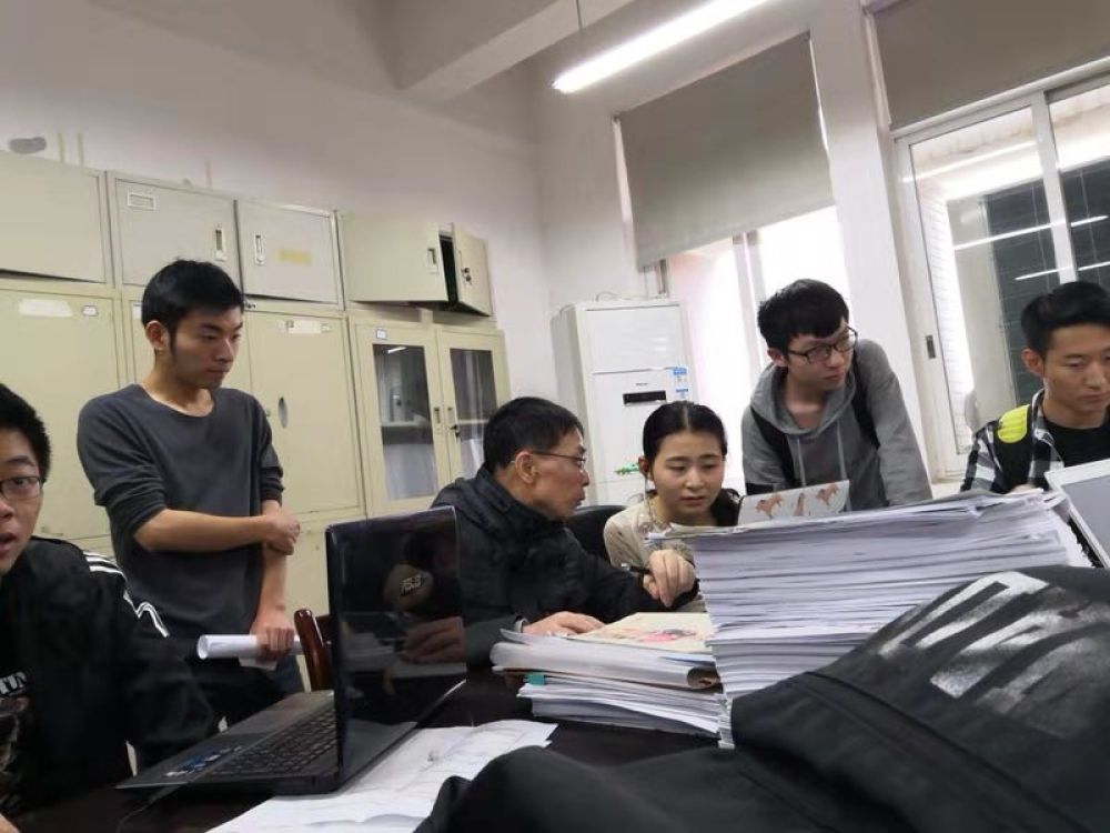 2019年3月，周骞老师指导本科生毕业设计和2016级研究生娄晶撰写论文。（长沙理工大学供图）