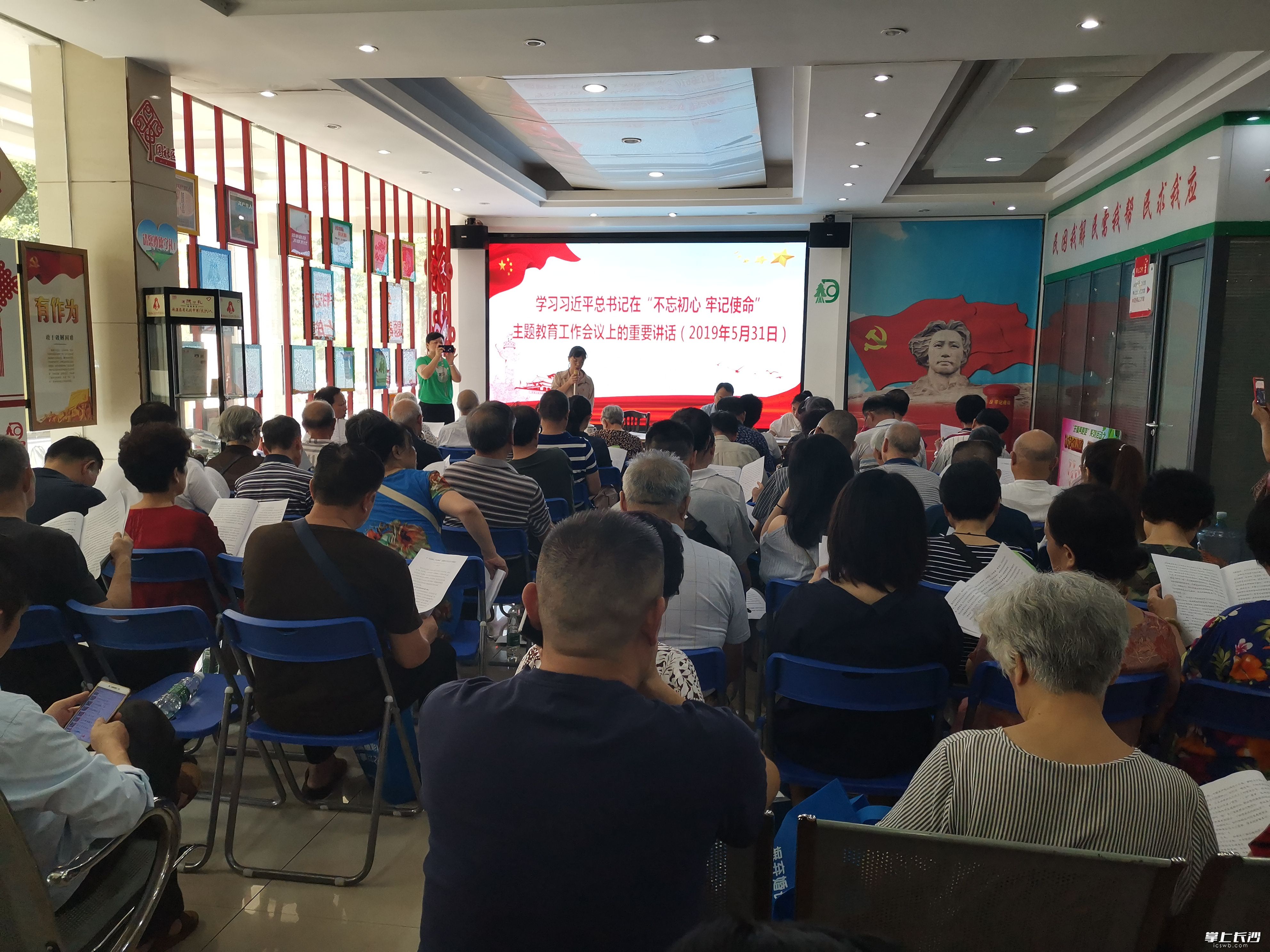 图为社区党委书记周彩霞领学“习近平总书记重要讲话” 图为社区党委书记周彩霞领学“习近平总书记重要讲话”