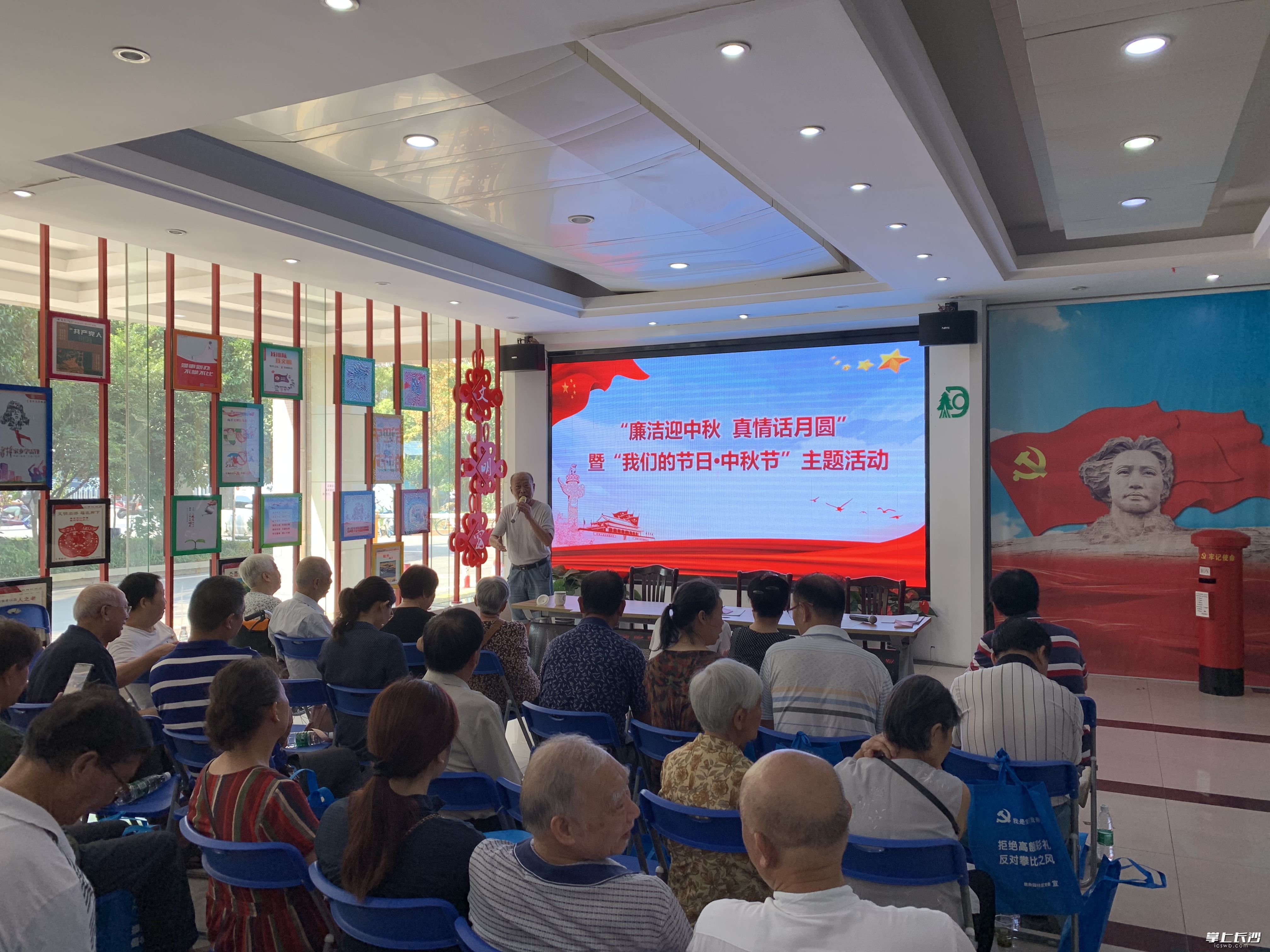 图为党员朱志武在分享学习感想。 图为党员朱志武在分享学习感想。