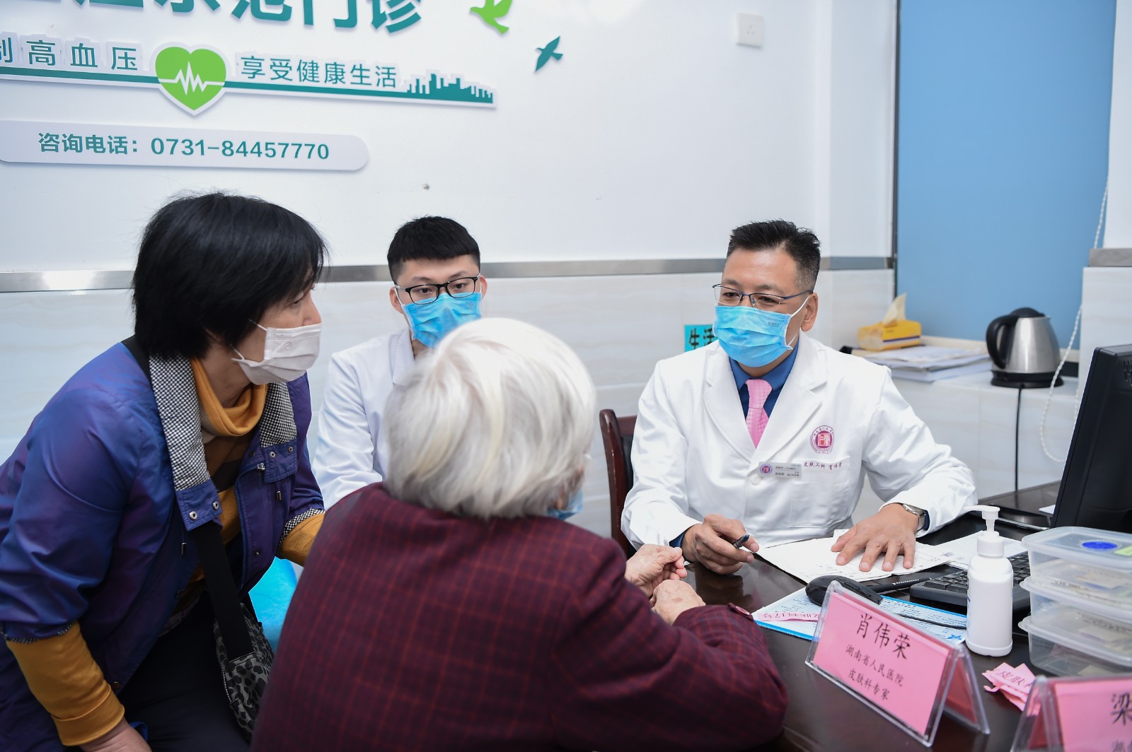 省人民医院专家为居民义诊。长沙晚报通讯员 彭婧 禹艳群 供图 省人民医院专家为居民义诊。长沙晚报通讯员 彭婧 禹艳群 供图