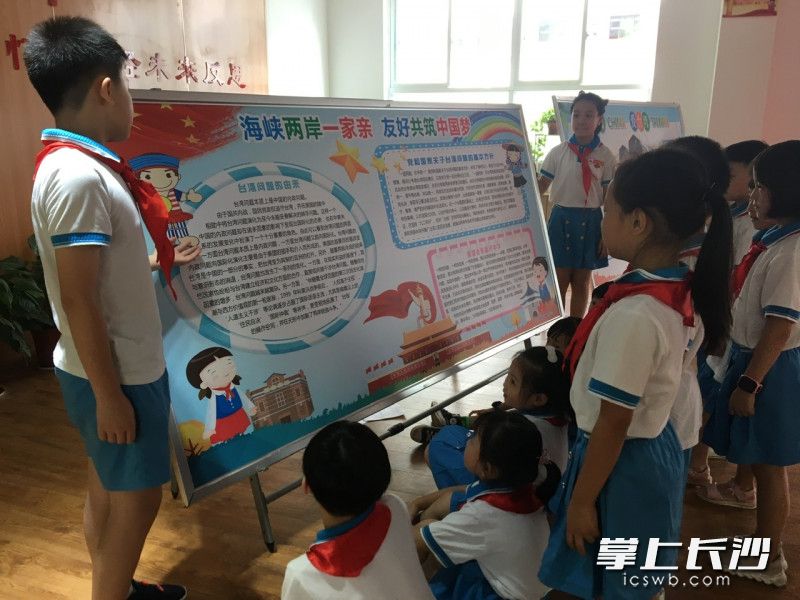 “小小思政员”在展板前讲解。 “小小思政员”在展板前讲解。