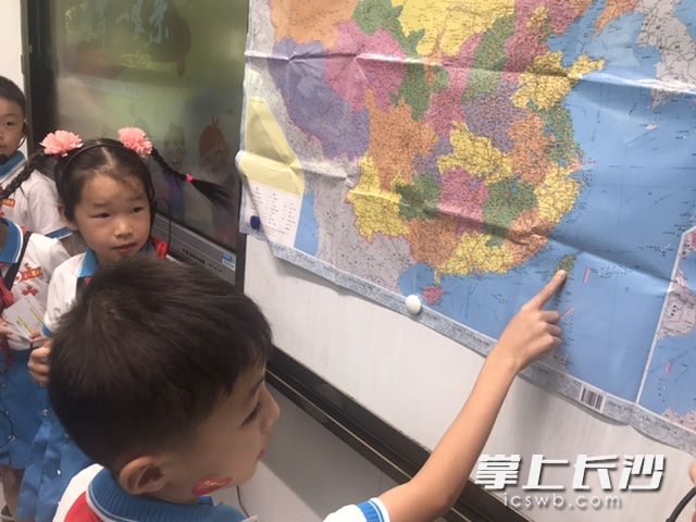 “我在中国地图上一下就找到了宝岛台湾。” “我在中国地图上一下就找到了宝岛台湾。”