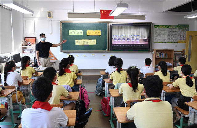 9月1日,在北京第二实验小学新文化街校区,六年级学生在教室观看开学典礼。新华社记者 任超 摄 9月1日,在北京第二实验小学新文化街校区,六年级学生在教室观看开学典礼。新华社记者 任超 摄
