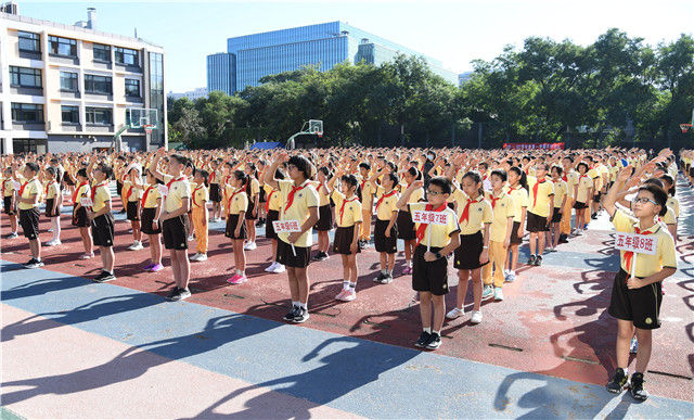 9月1日,在北京第二实验小学新文化街校区,五年级和六年级学生参加升旗仪式。新华社记者 任超 摄 9月1日,在北京第二实验小学新文化街校区,五年级和六年级学生参加升旗仪式。新华社记者 任超 摄