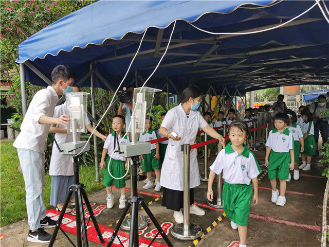 8月31日,广州市荔湾区坑口小学一年级学生排队测温。新华社记者 郑天虹 摄 8月31日,广州市荔湾区坑口小学一年级学生排队测温。新华社记者 郑天虹 摄