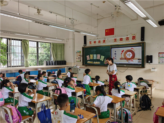 8月31日,广州市荔湾区坑口小学老师在给一年级新生讲以“勤俭节约”为主题的开学第一课。新华社记者 郑天虹 摄 8月31日,广州市荔湾区坑口小学老师在给一年级新生讲以“勤俭节约”为主题的开学第一课。新华社记者 郑天虹 摄