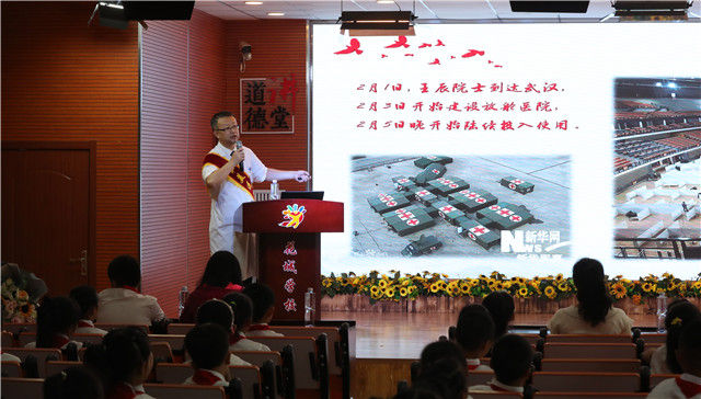 9月1日,在沈阳市于洪区花城学校举办的“开学第一课”上,辽宁首批援鄂医疗队医疗二组组长张汝峰给同学们做事迹报告。新华社记者 杨青 摄 9月1日,在沈阳市于洪区花城学校举办的“开学第一课”上,辽宁首批援鄂医疗队医疗二组组长张汝峰给同学们做事迹报告。新华社记者 杨青 摄