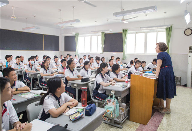 9月1日,武汉中学的学生在上英语课。新华社记者 肖艺九 摄 9月1日,武汉中学的学生在上英语课。新华社记者 肖艺九 摄