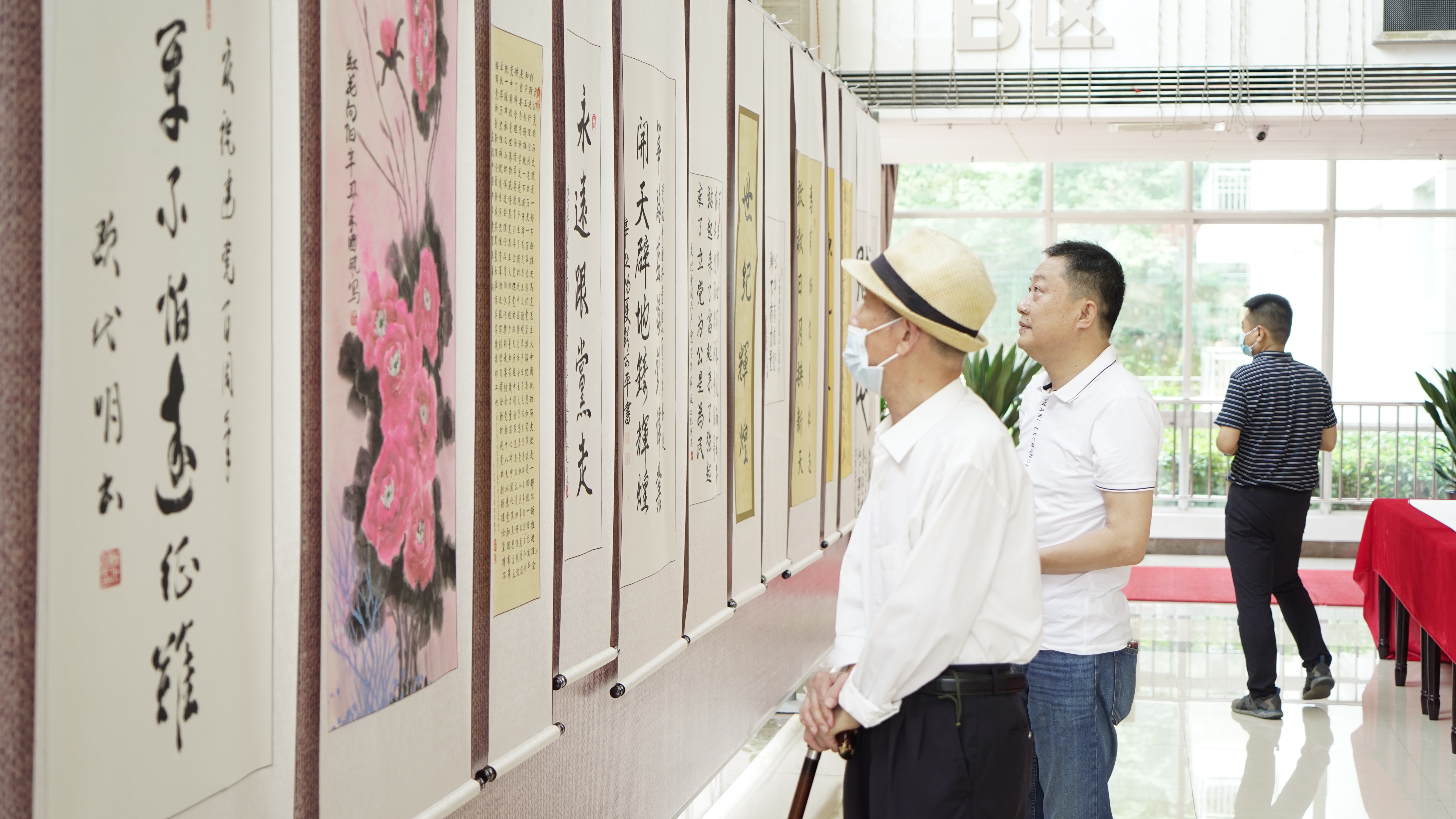 与会人员一同参观书画作品联展。 与会人员一同参观书画作品联展。
