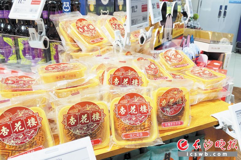 传统蛋黄、伍仁口味的月饼依旧是月饼卖场的主角。均为长沙晚报全媒体记者 刘攀 摄 传统蛋黄、伍仁口味的月饼依旧是月饼卖场的主角。均为长沙晚报全媒体记者 刘攀 摄