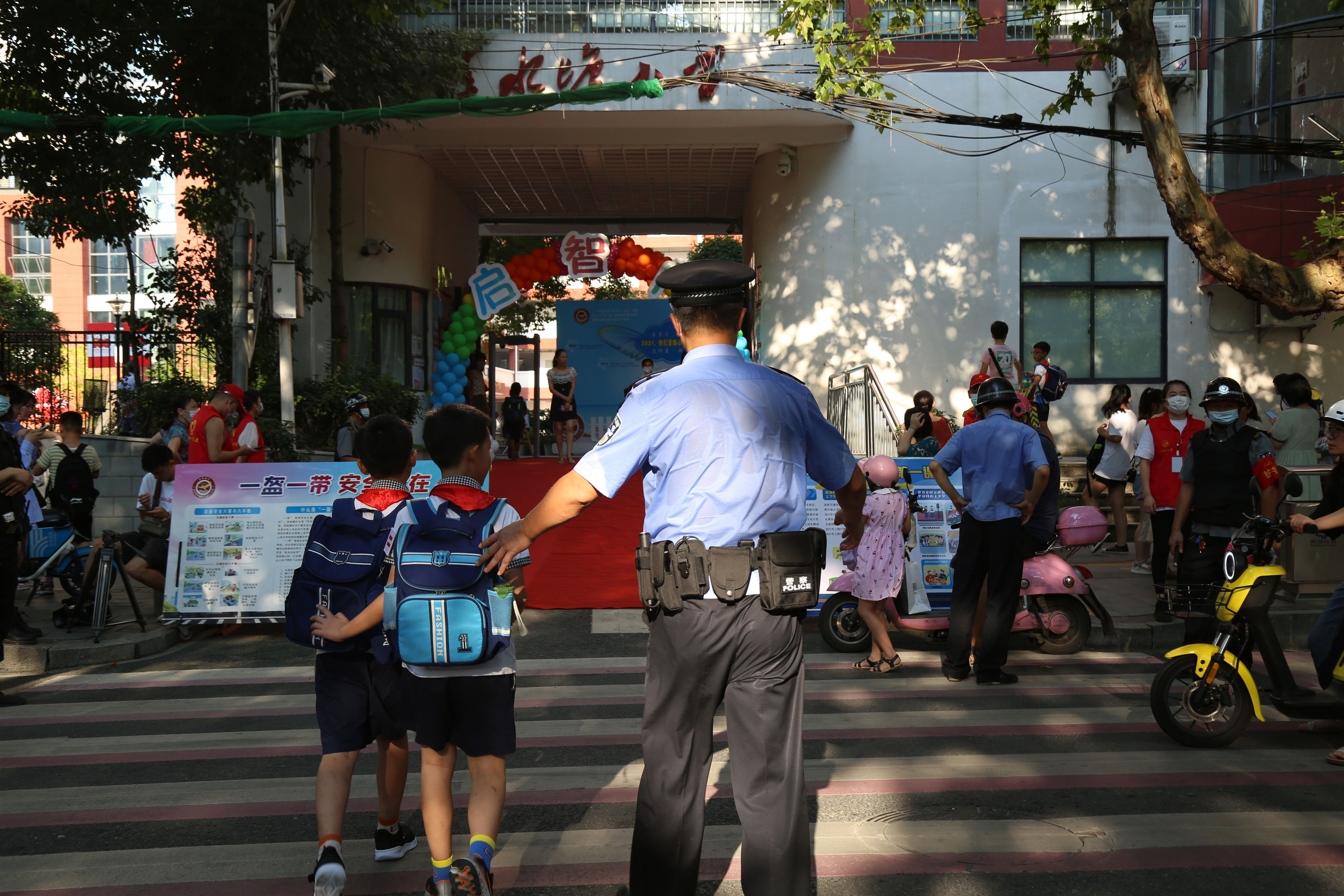 在学校门口,长沙公安民警正在维护秩序,守护学生安全过马路。 长沙晚报通讯员 胡喆 供图 在学校门口,长沙公安民警正在维护秩序,守护学生安全过马路。 长沙晚报通讯员 胡喆 供图