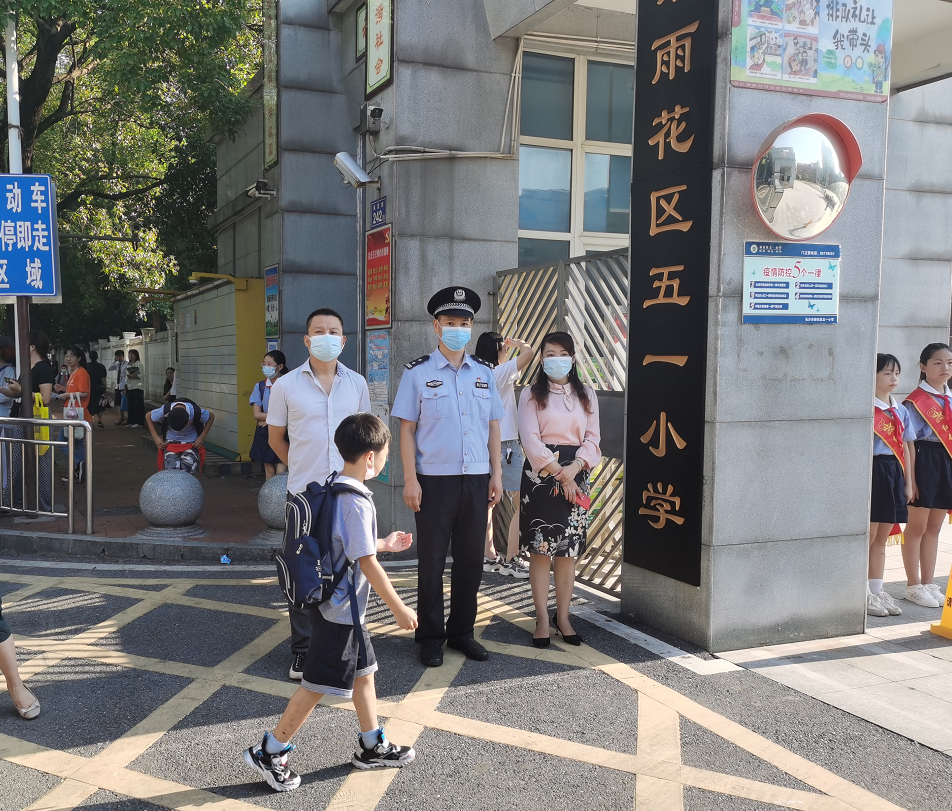 在雨花区五一小学旁,民警和学校工作人员一同参与护校工作。 均为长沙晚报通讯员 刘杰 供图 在雨花区五一小学旁,民警和学校工作人员一同参与护校工作。 均为长沙晚报通讯员 刘杰 供图