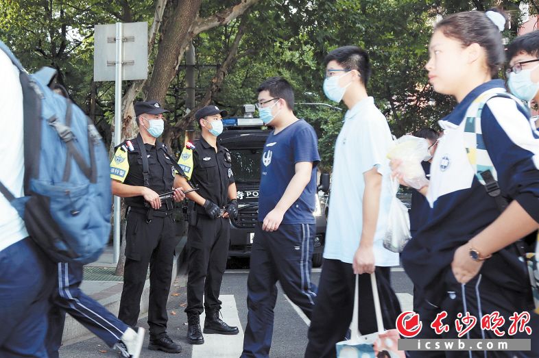 在学校周边,特警队员正在执勤守护。 长沙晚报通讯员 胡喆 供图 在学校周边,特警队员正在执勤守护。 长沙晚报通讯员 胡喆 供图
