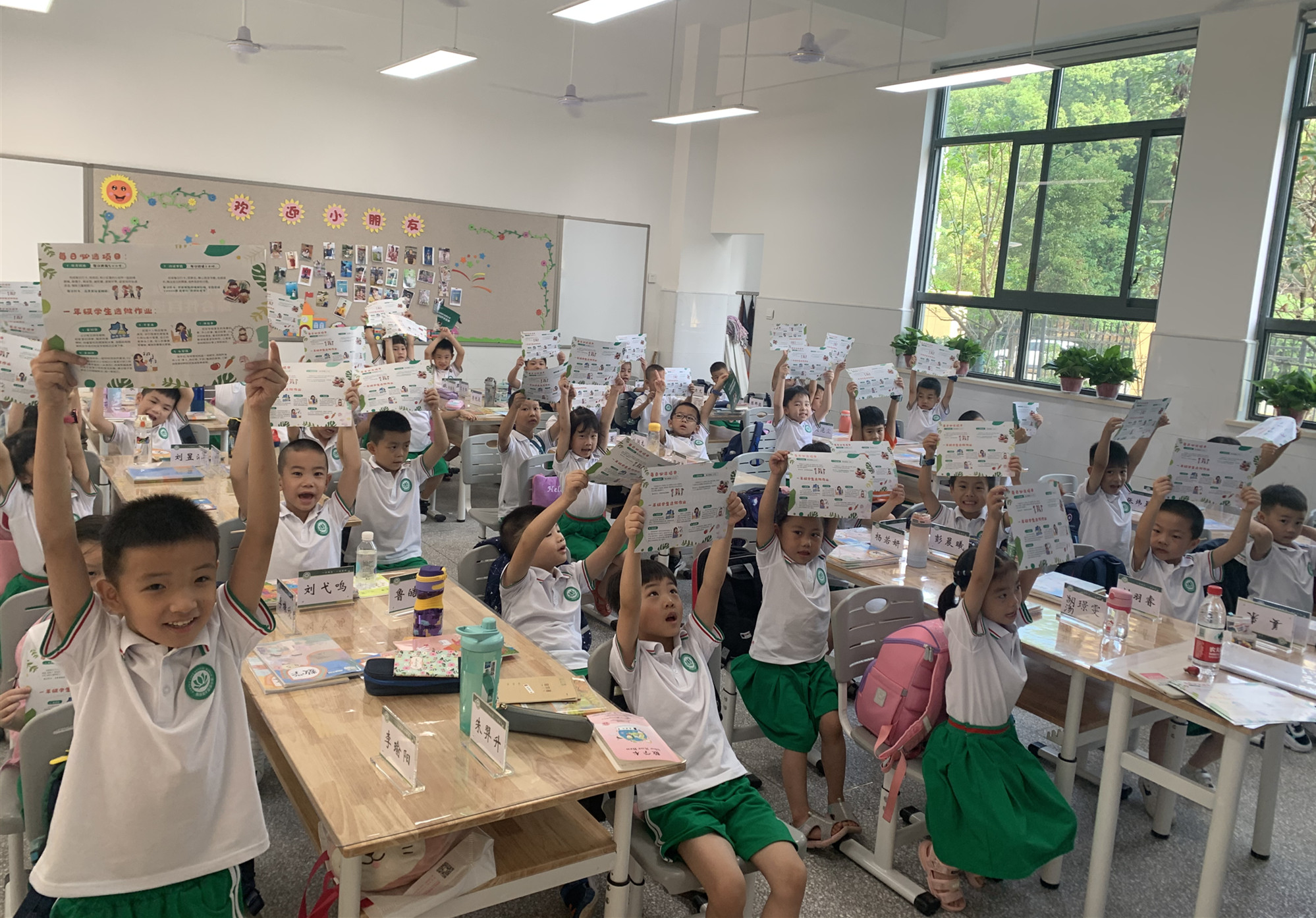 2日，湘府英才益清小学的孩子们都收到了一份综合性自选作业清单。长沙晚报通讯员 彭靓艺 摄