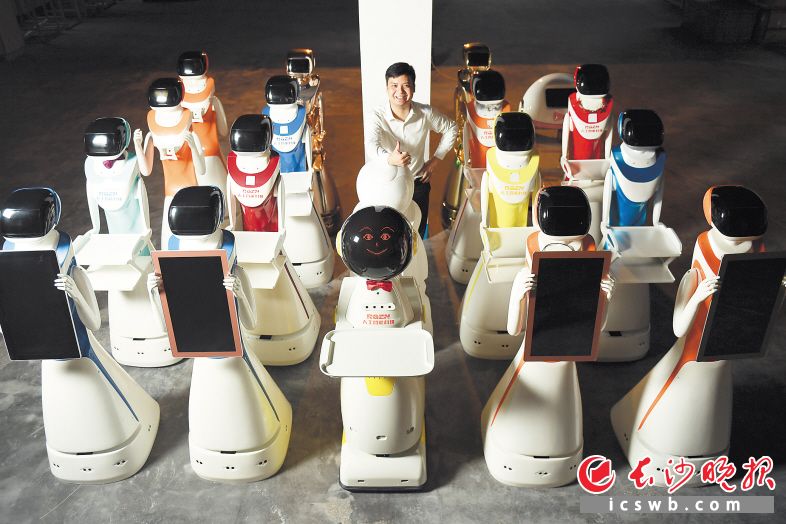 湖南人工智能科技有限公司生产的智能服务机器人。 长沙晚报全媒体记者 黄启晴 摄 湖南人工智能科技有限公司生产的智能服务机器人。 长沙晚报全媒体记者 黄启晴 摄