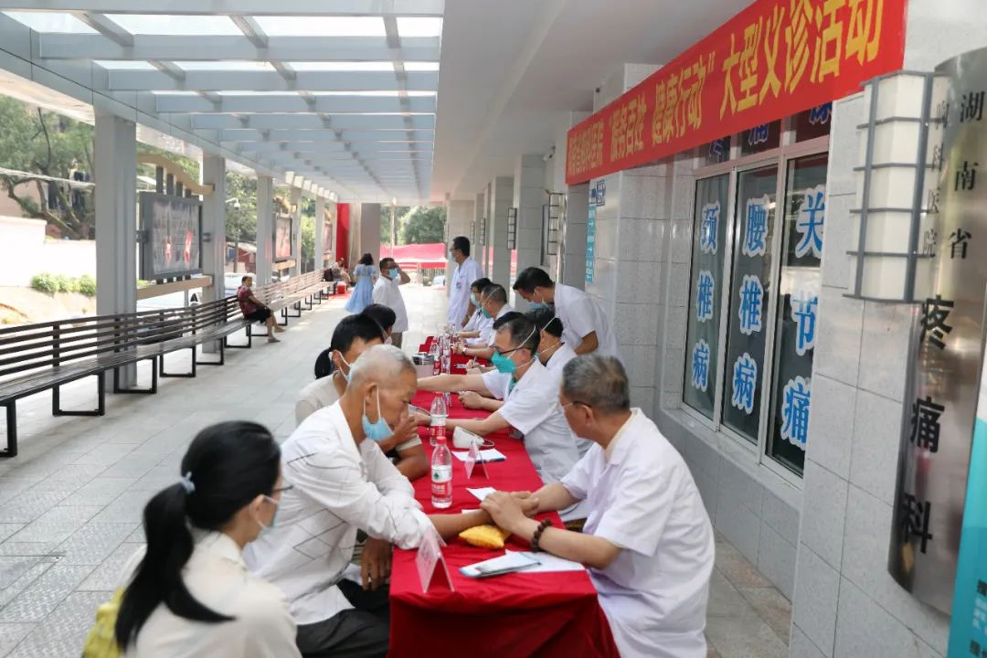 专家们正在为社区群众义诊。医院 供图