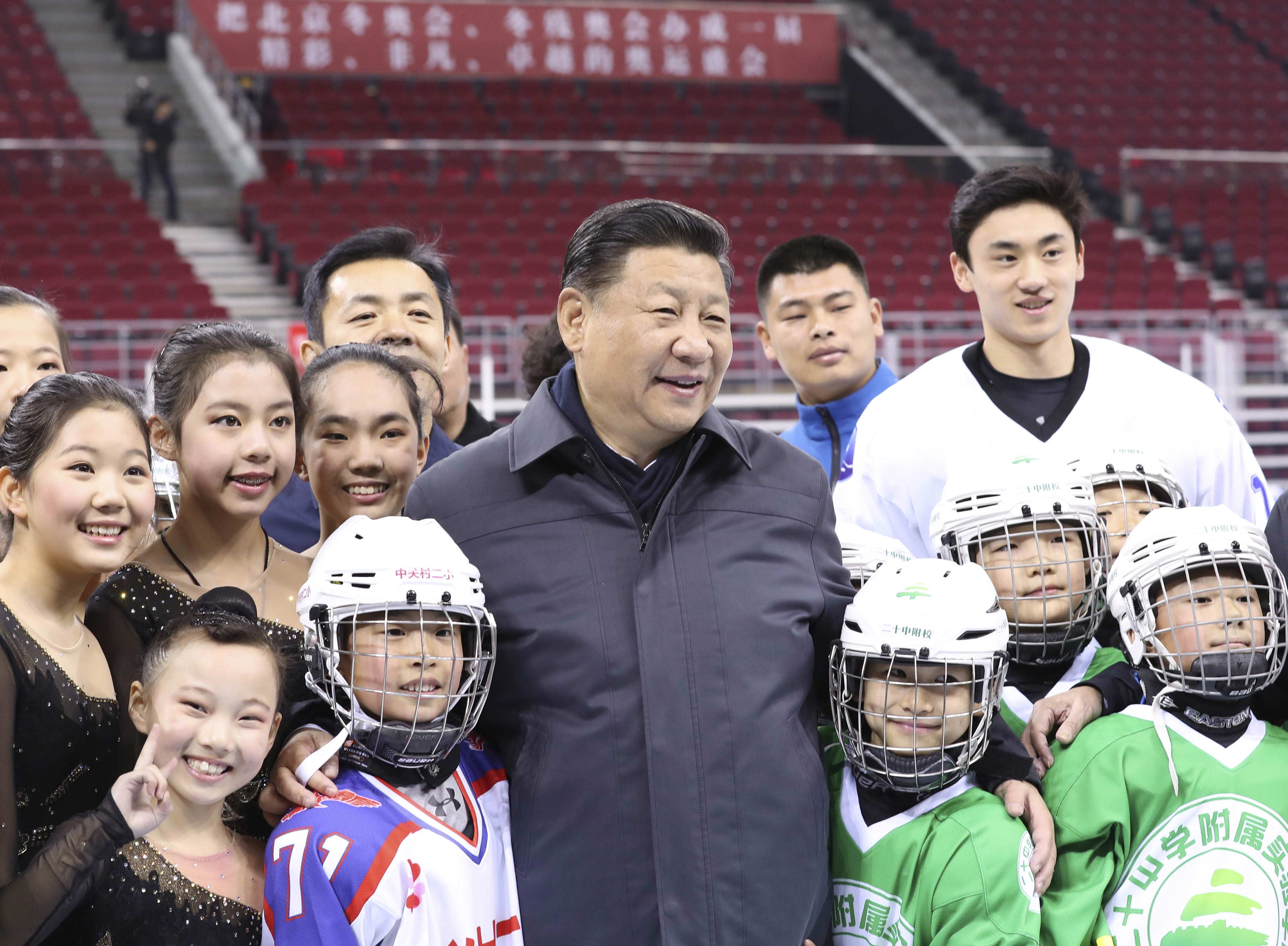 2017年2月24日，在五棵松体育中心，习近平总书记实地察看2022年北京冬奥会冰球比赛场馆，热情勉励青少年冰球和队列滑爱好者们。