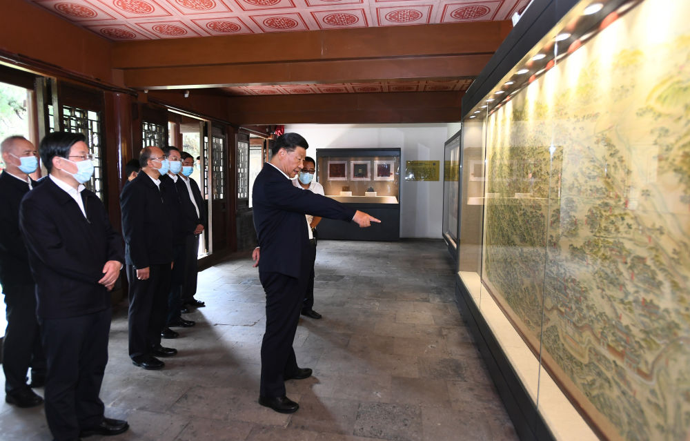 2021年8月24日，习近平总书记在承德避暑山庄围绕文化遗产保护传承等实地调研。 新华社记者 谢环驰 摄